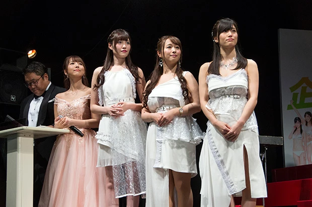 セルDVD、配信、レンタルの各売上での合計金額から、2017年に最も売れた作品が表彰される。発表を見守る4人