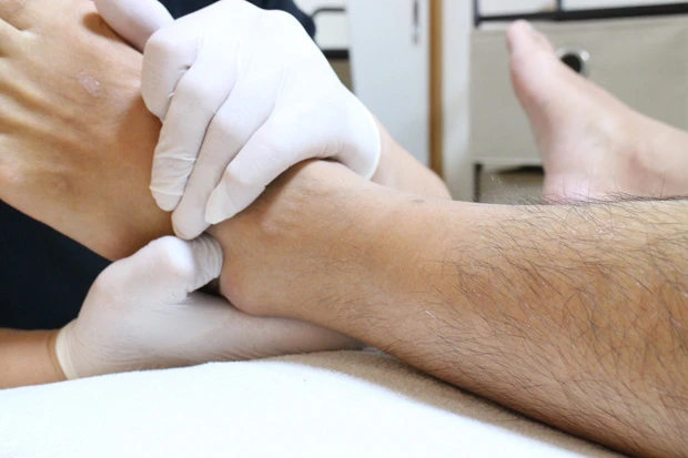 細かく指を動かし、よれたりねじたりして硬くなっている部分を探していく