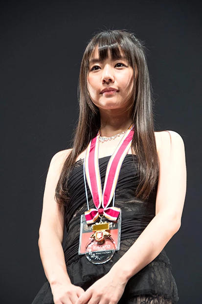 乙女部門1位、『ワレメご奉仕パイパンメイドスペシャル』(ワンズファクトリー)で表彰を受けたつぼみ。ベテランながらも初々しさが漂う