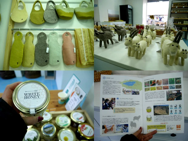 フエルト素材の雑貨や、ハチミツなど。日本語のカタログには「一村一品」プロジェクトについて書かれている