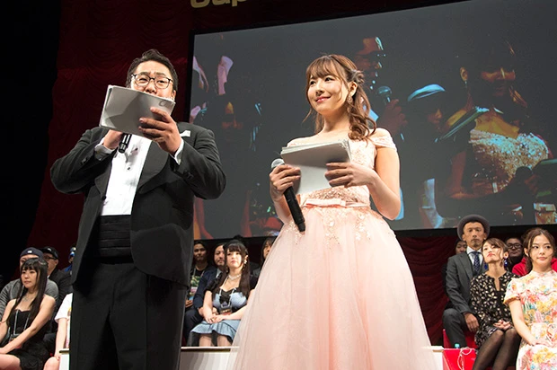 大きな舞台でしっかりと進行を行う三上悠亜