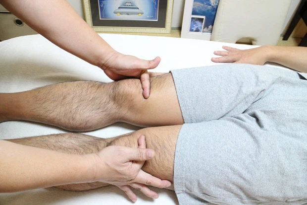 K山の施術。右ひざが若干上のため、足の長さが異なり左右バランスが崩れている