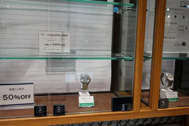 人気商品は常に品薄状態。取材中にも右側のロレックスがレンタルされていった
