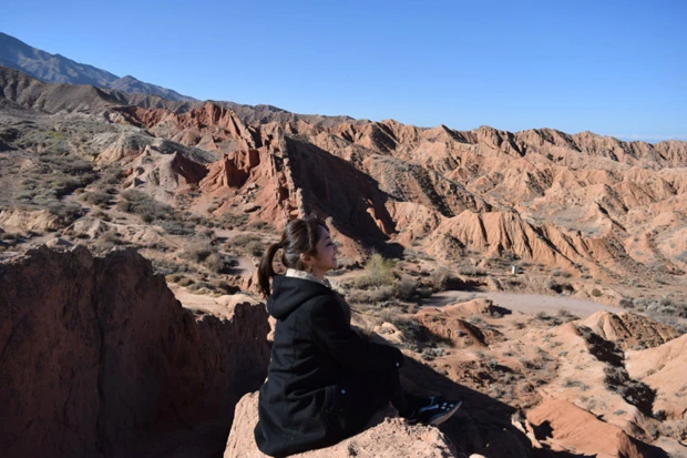 岩のピークに腰掛ける。背中側には何者かのフンが…