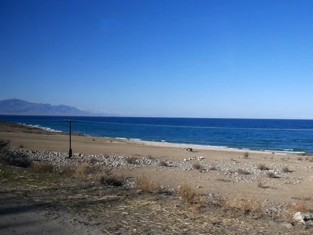 バスの車窓から見えたコバルトブルーのイシククル湖