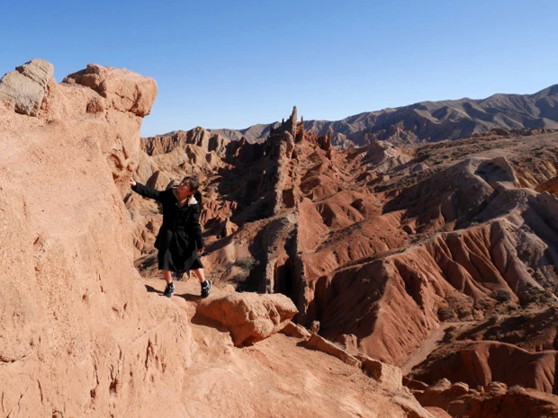 岩を登るマリーシャ