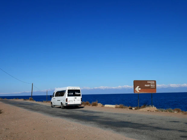 スカスカの看板と去り行くバス