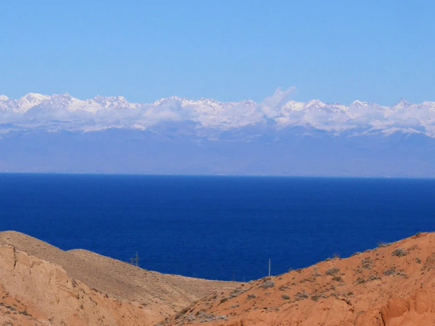 イシククル湖と天山山脈
