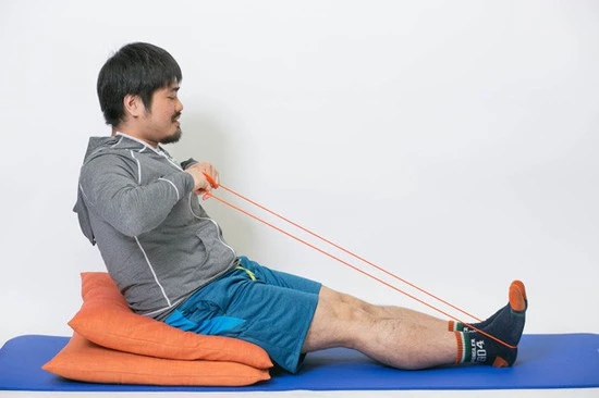 【2】両脚を前に伸ばすと同時に胸の前までまっすぐ両肘を引く