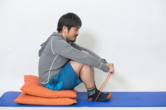 【4】両ひざを曲げて【1】と同じように体育座りの状態に