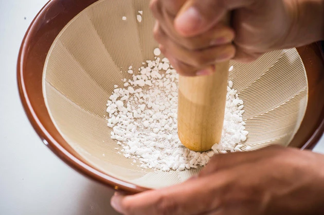 (2)粉砕! すり鉢とすりこぎを使って再びミンティアの粉砕に挑戦。30分ほどかけてようやく約半分が粉末状に。大変なのですべてを粉末にするのは諦め、半分は固形のまままぜることに