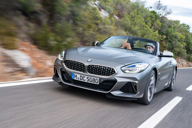 先代よりもホイールベースが短くなった新生Z4。優雅なロングノーズが目立たなくなったが、代わりに運動神経が良さそうなキビキビとした印象がいっそう増している。現段階でクーペモデルのアナウンスはなく、当面はロードスターのみが展開される予定だ