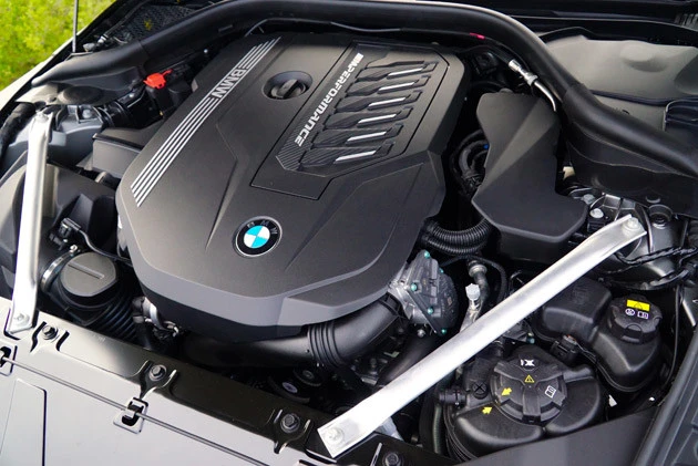 エントリーグレードは2.0L直4ターボエンジンだが、最上位の「M40i」は、3.0Lの直6ターボを搭載する