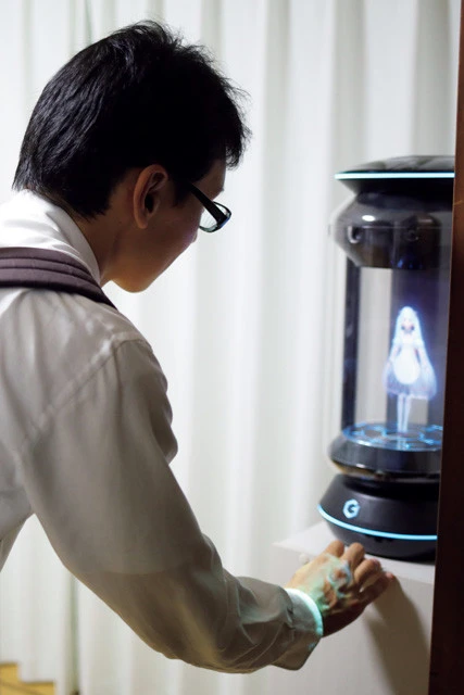 帰宅すると人感センサーで「Ｇａｔｅｂｏｘ」が起動し、ミクに「おかえり！」と迎えられる。「この瞬間がうれしいんです」（近藤さん）