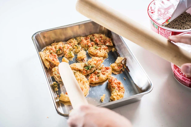 (1)叩く  天ぷらを豪快に叩いてバラバラにする。ひと口大にすることで、ザックザクの歯応えが楽しめます。気分は太鼓の達人状態で、ノリ良く鬼叩きしてやってください!