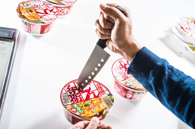 (2)刺す どん兵衛天そばの麺を湯切りして使うため、包丁でフタに穴を開けよう。包丁の持ち方に狂気を感じるが気にしないこと。空気の抜け穴も含めて、フタには穴3つがベスト