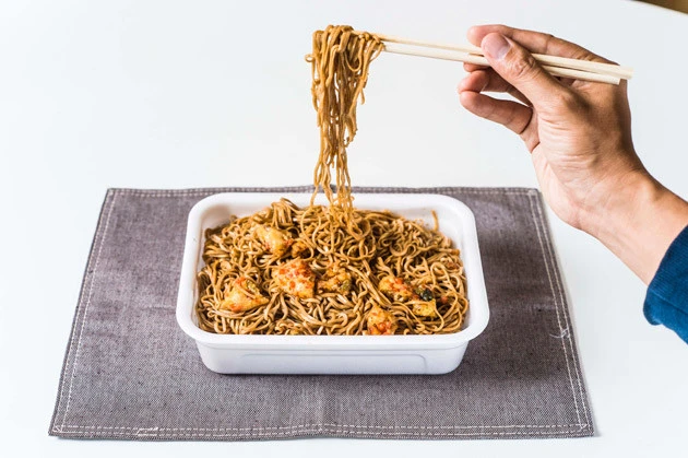 (3)完成  湯切りしたそばをペヤング超大盛の容器に盛りつけ、ペヤングソースと砕いた天ぷらを混ぜ合わせれば完成。そばの風味がペヤングのソースとこんなに合うなんて!