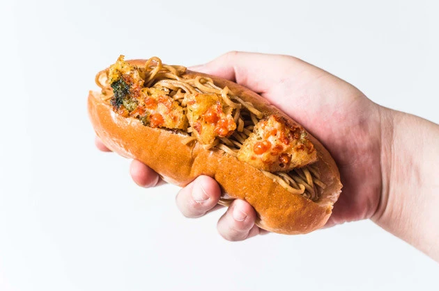 (4)アレンジ  そのまま食べても激ウマだが、パンに挟んで「どん焼きそばパン」にして食べるのも絶品。ひとりでガッツリ食べるのもいいが、量とお手軽さからパーティ飯にするのもオススメ