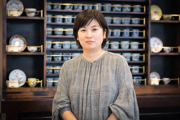 アメリカの企業やフランスの国連機関などに勤務後、フリーのライターとして執筆活動に入ったというユニークな経歴を持つ