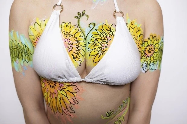 おっぱいと芸術が融合!? グラドル・椎名香奈江の"パイアートカレンダー"!【2018年7月Ver.】