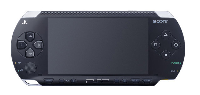 ＰＳＰ『プレイステーション・ポータブル』【２００４年発売／ソニー・コンピュータエンタテインメント】ＰＳ２級の美麗グラフィックを誇り、ＰＳブランドの力を見せつけた。メディアプレイヤーやブラウザとしても使えるマルチな携帯ゲーム機。発売時の定価は２万７９０円