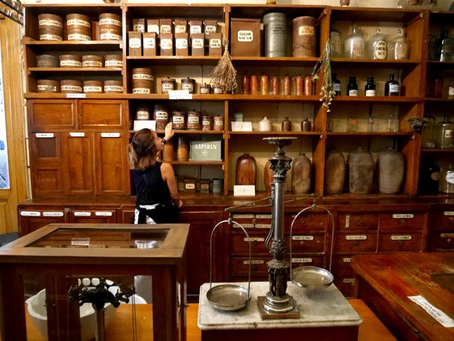 薬棚を眺めて魔女の気分になる私