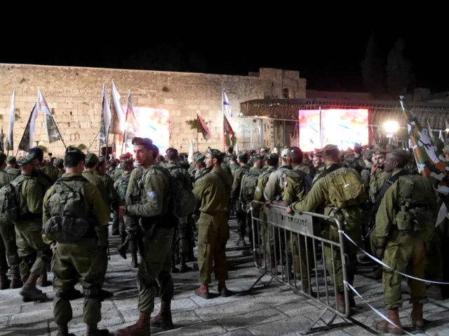 兵士だらけの「嘆きの壁」