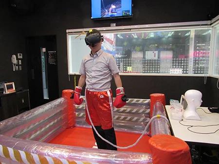 カラオケボックスの中に、ミニリングが設置されている