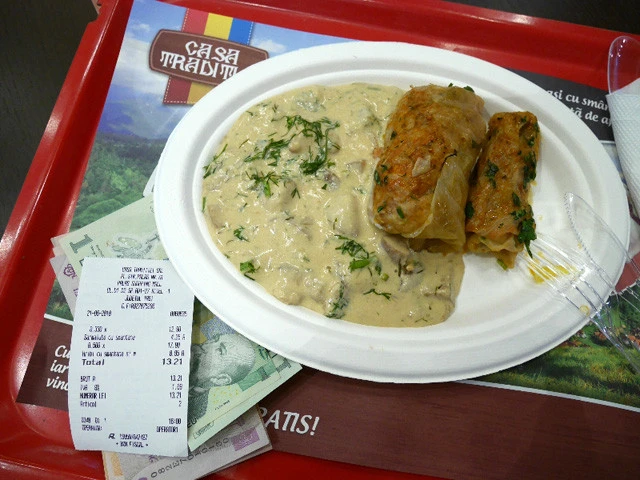 ルーマニアの定番料理サルマーレ（ロールキャベツ）