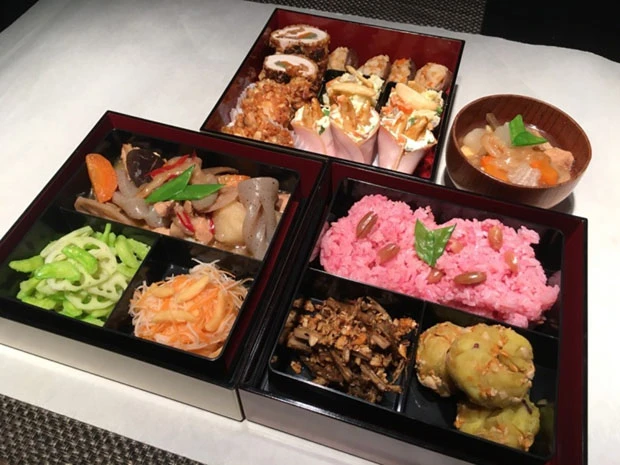 一見、普通に見えるが全て柿の種を使ったおせちと、餅の代わりに柿の種を入れたお雑煮。メーカーや味によっては微妙なものもあるが、出汁に使うなど、これまでの研究成果を発揮した品々だ!