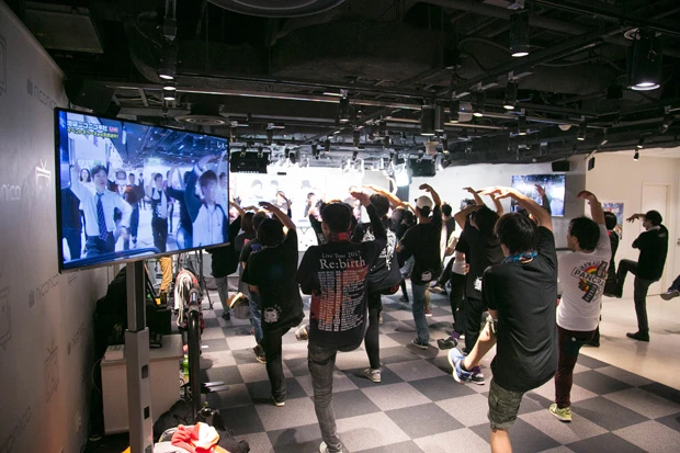 会場が一体になって「シェー!」と踊る様子は、まるで新感覚の盆踊り!?