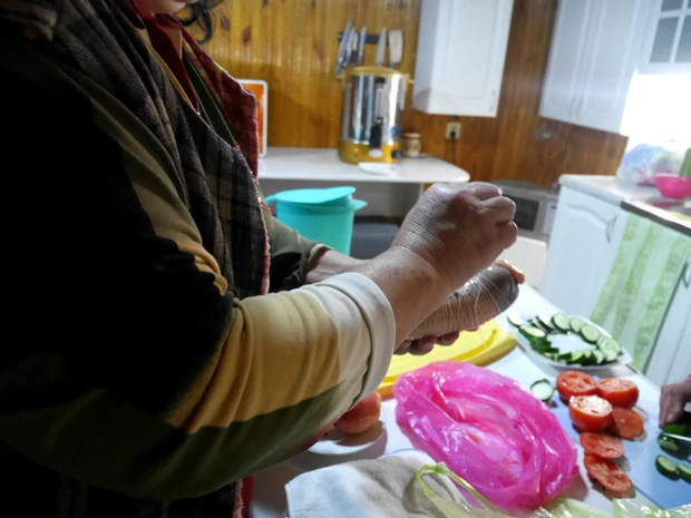 針で穴をあけて茹でるだけ