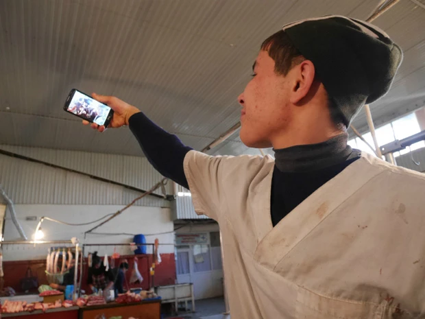 お肉売り場でセルフィーを求められる