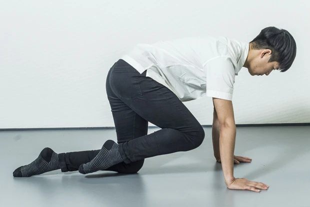 【2】脚を股関節から動かすように意識しながら、右膝を胸に近づけるように引き寄せる