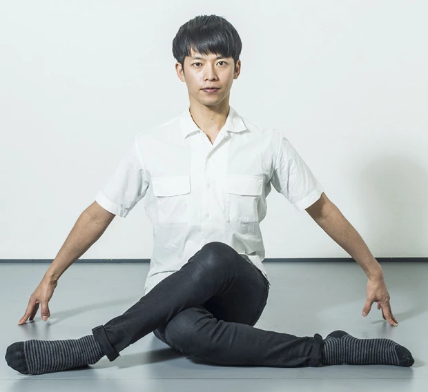 【1】膝を体の中心で合わせるように脚を深く組んで背筋を伸ばして座る