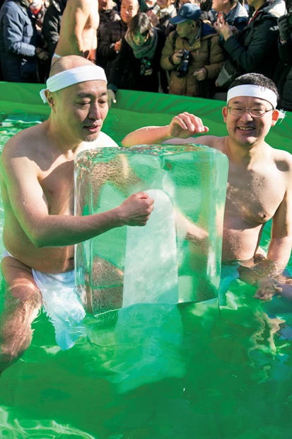 例年2本が投入される氷柱はこんなにも大きい。4本投入した年もあったそうだが、冷たすぎて2本に戻された