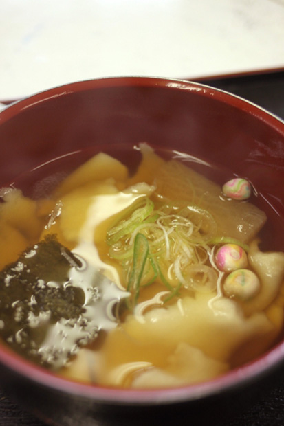 岩手県のひっつみ。いわゆる「すいとん」なのだが、その名称から岩手独特の給食メニューだと思われている