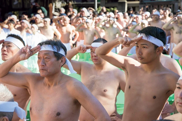 額にかざした2本の指を地面に振りかざし、邪気を斬る「雄詰(おころび)行事」