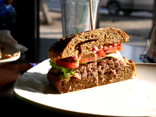 研ぎ澄まされた包丁のおかげでハンバーガーも断面映え