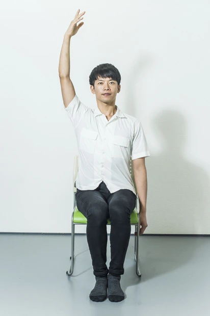 【2】息を吸って右腕を上げる