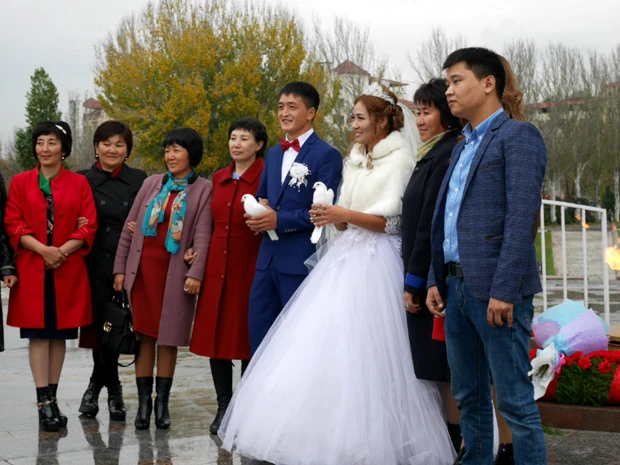 ふたりの幸せな未来を願って鳩を空に飛ばす