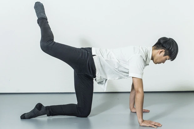 【4】脚を後ろに回し込むように大きく回す。1~4を5回ずつ片脚ずつ行なう