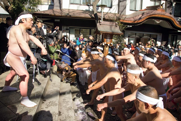 舟をこぐような準備運動「鳥船行事」。指導の篠直嗣宮司から「声が小さい!」と檄が飛ぶ