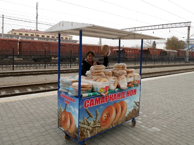 サマルカンド駅で名物のサマルカンドナンを買う