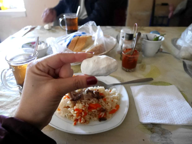 やっとありついたごはんはプロフと、白い塊はクルットという乾燥チーズ