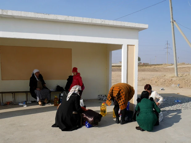 国境まで行かず、途中のバス停で降りる人も