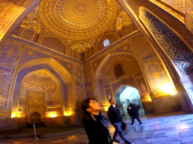 広場中央のティラカリ・メドレセの内部は金色の装飾