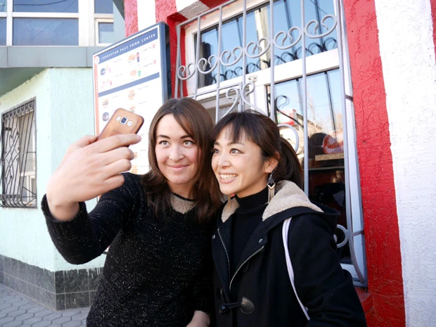 ウズベキスタンガールだけど、カザフスタンではやっぱりセルフィー攻撃に遭う(笑)