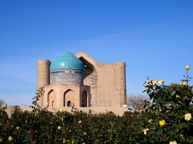 コジャ・アフメド・ヤサウィ廟の正面。絵になるバラ園に浮かぶイスラム建築