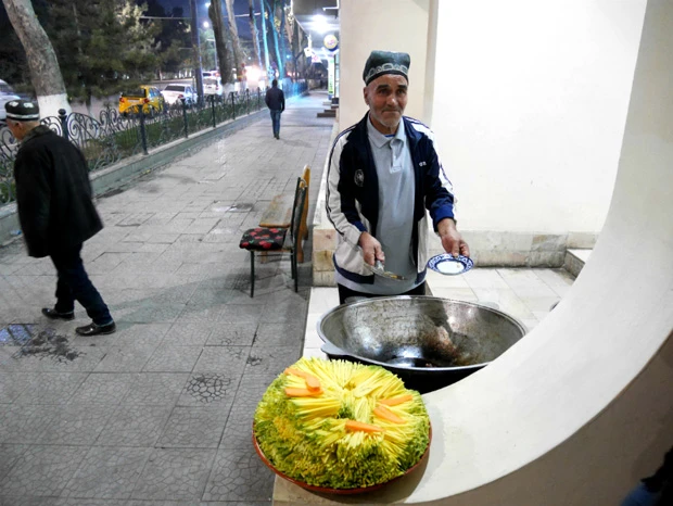 大きな鍋でプロフを作るおじい(前日に撮った写真)